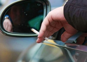 Курит в автомобиле