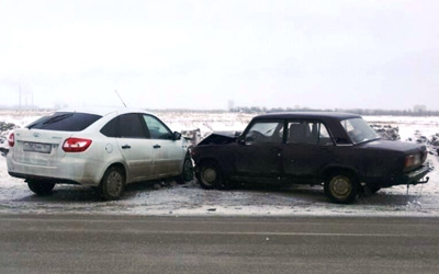 В Тольятти автоледи на «Гранте», выехав на «встречку» врезалась в ВАЗ-2107