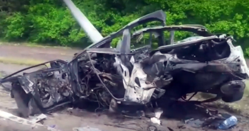 В Липецкой области водитель на «Тойота Камри» врезался в столб, погибли женщина и двое детей