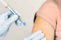 В Санкт-Петербурге медикам начали делать прививку вакциной от коронавируса