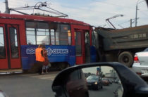 В Казани КАМАЗ врезался в трамвай