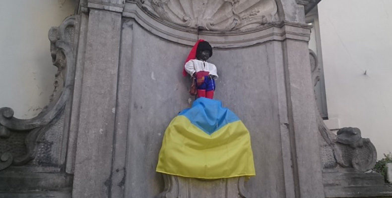 В интернете опубликовали фото «Писающего мальчика» с флагом Украины