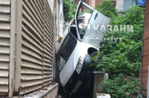 В Казани такси упала с трехметровой высоты