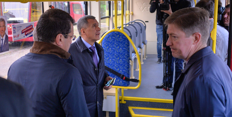 Минниханов и Метшин осмотрели новый пассажирский электротранспорт