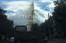 Фонтан высотой в 9 этажей забил в Казани из-за прорыва трубы