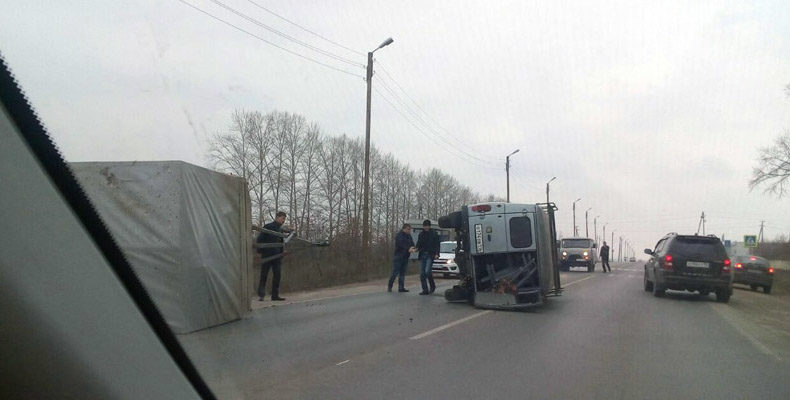 УАЗ с прицепом перевернулся на трассе в Альметьевске