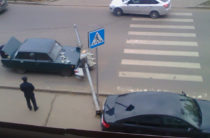 В Казани водитель иномарки сбил светофор