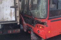 В Казани пассажирский автобус врезался в грузовую «Газель»