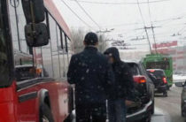 Около «Максидома» столкнулись автобус и иномарка