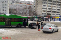 На улице Фучика в Казани троллейбус врезался «Ладу Калину»