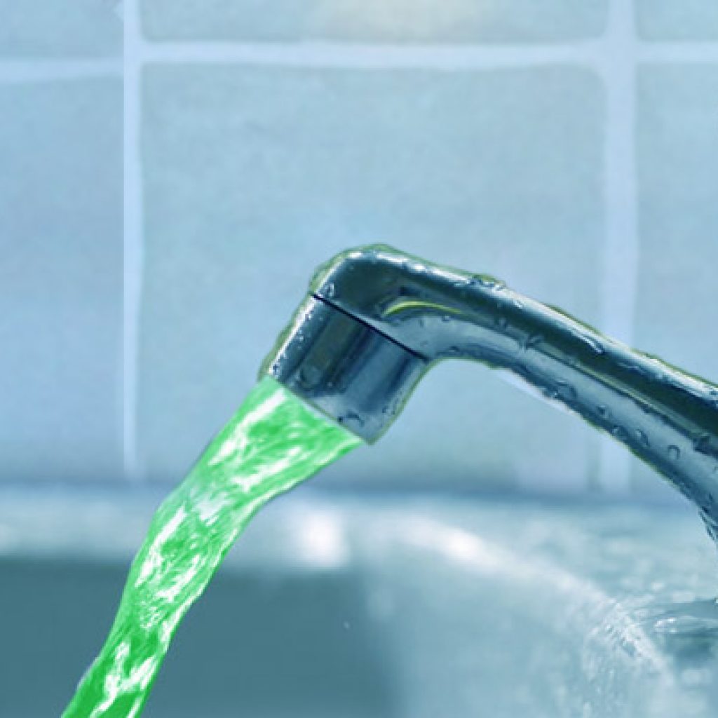 Вода красная кран. Зеленая вода из крана. Зеленая вода в кране. Из крана течет зеленоватая вода. Москва зелёная вода из крана.