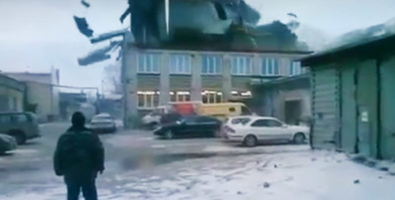 В Новосибирске ветром сорвало крышу (Видео)