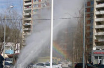 Из-за лопнувшей трубы в Казани забил многометровый фонтан (Видео)