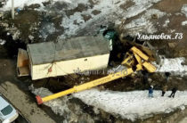 В Ульяновске автокран упал в сантиметрах от тротуара (Фото)