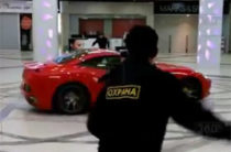 ВИДЕО: В Москве экс-мэр Архангельска прокатился на Ferrari по торговому центру