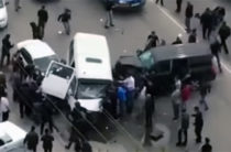 В Махачкале бронированный внедорожник сбил человека и протаранил маршрутку, водитель сбежал