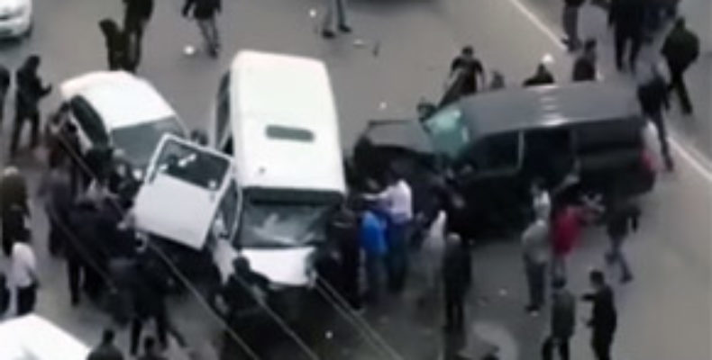 В Махачкале бронированный внедорожник сбил человека и протаранил маршрутку, водитель сбежал