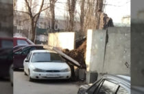 В Воронеже на припаркованную иномарку упала бетонная плита (Фото)