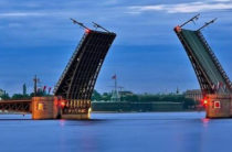 В Петербурге автоледи на внедорожнике переехала Троицкий мост во время разводки