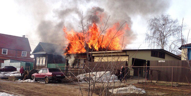 В Ижевске в результате пожара в жилом доме погибли трое взрослых и двое детей