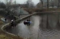ВИДЕО: В Москве после ДТП утонул BMW, пострадали два человека