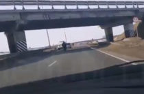 Девушка упала с моста на проезжающий автомобиль в Татарстане