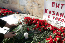 Казанцы несут цветы к станциям казанского метро