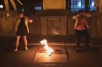 Две студентки на Кубани станцевали возле Вечного огня