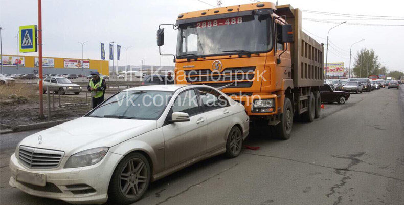 В Красноярске грузовик Shacman врезался в Mercedes (Фото)