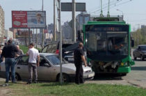 На улице Вахитова в Казани столкнулись Toyota Land Cruiser и троллейбус
