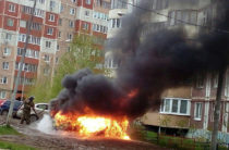 В одном из дворов в Казани сгорела припаркованная «Лада Калина»