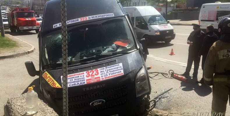 В Омске по вине автоледи на «Мерседесе» пострадали 11 пассажиров автобуса