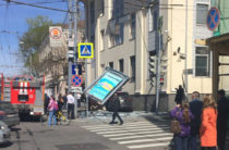 В Москве Infiniti снесла рекламную конструкцию на тротуаре (Фото)