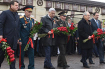 Минниханов, Шаймиев и Метшин почтили память погибших воинов у Вечного огня