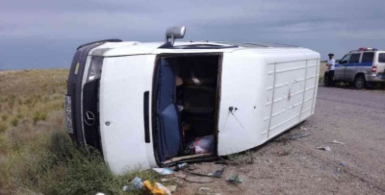 10 человек пострадали при опрокидывании микроавтобуса в Калмыкии