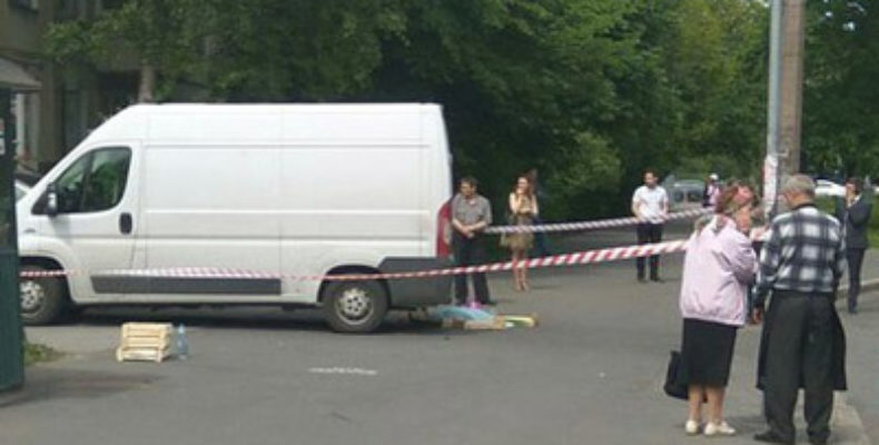 В Санкт-Петербурге фургон насмерть сбил ребенка во дворе