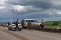 В Башкирии автомобиль полиции едва не упал с моста на железнодорожные пути