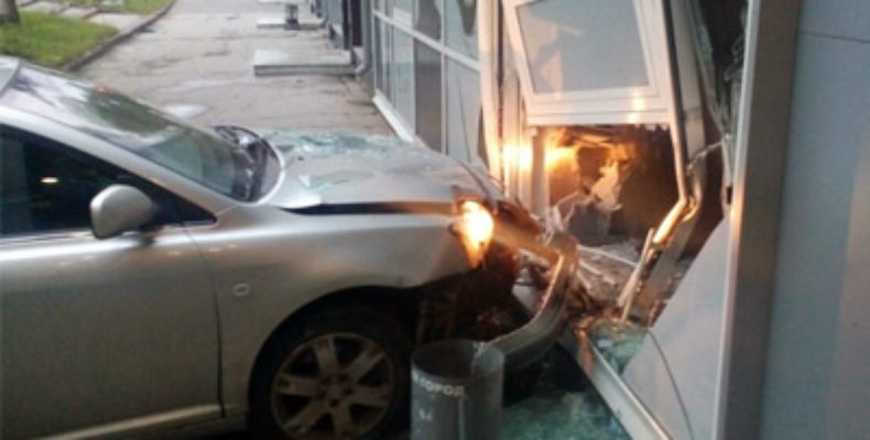 В Чебоксарах «Тойота» врезалась в солон красоты, водитель был пьян