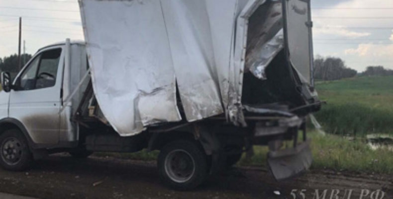 В Омской области столкнулись пассажирский автобус и два грузовика, есть пострадавшие