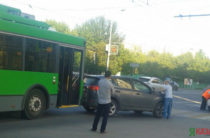 В Казани троллейбус врезался в Toyota Rav 4 (Фото)