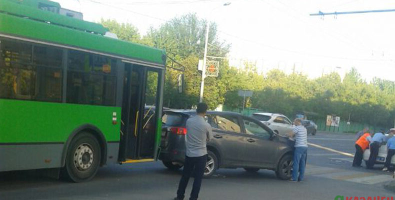 В Казани троллейбус врезался в Toyota Rav 4 (Фото)