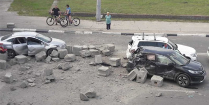 В Нижнем Новгороде бетонные блоки с КАМАЗа упали на автомобили