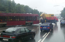 В Казани трамвай сошел с рельсов, перегородив часть проезжей части (Фото)