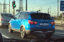 На дорогах Тольятти засняли синюю Lada Vesta SW Cross