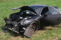 В Татарстане Porsche 911 врезался в «Калину» и разорвал ее на две части