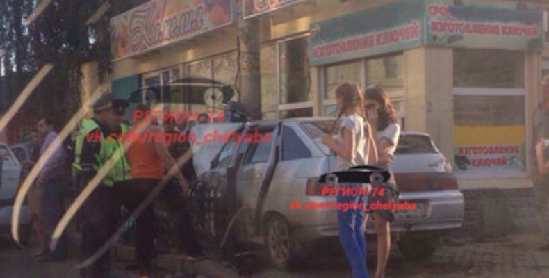 В Челябинске две автоледи не поделили дорогу и сбили женщину с ребенком на тротуаре