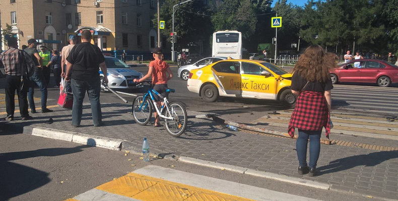 В Мытищах иномарка на тротуаре въехала в толпу людей