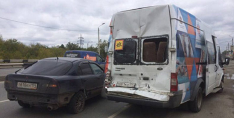 В Челябинске микроавтобус с детской футбольной командой попал в ДТП