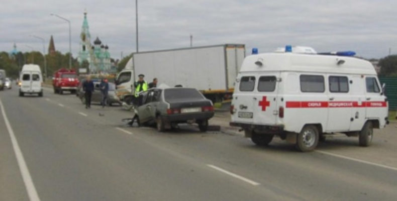 В Кировской области 25-летний водитель ВАЗа погиб при столкновении с грузовым автомобилем