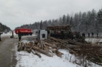В Коми столкнулись школьный автобус и лесовоз, погибли три человека